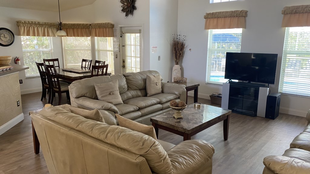 4 bedrooms / 3.5 bathrooms, sleeps 8 - Image 2