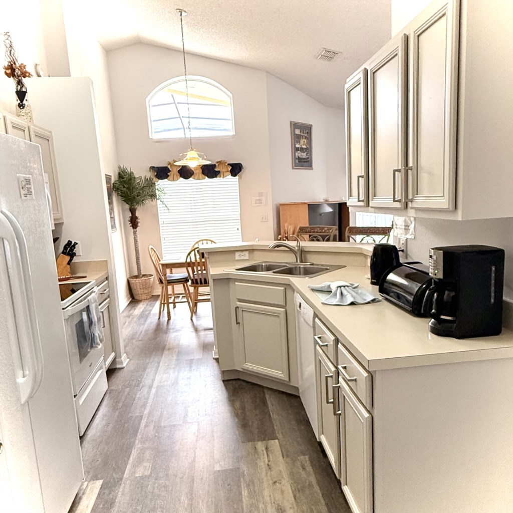 4 bedrooms / 3 bathrooms, sleeps 10 - Image 4