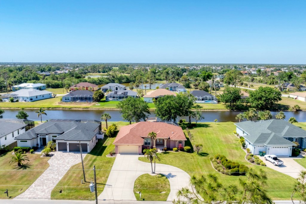 3 bedrooms / 2 bathrooms, sleeps 6 - Main Image