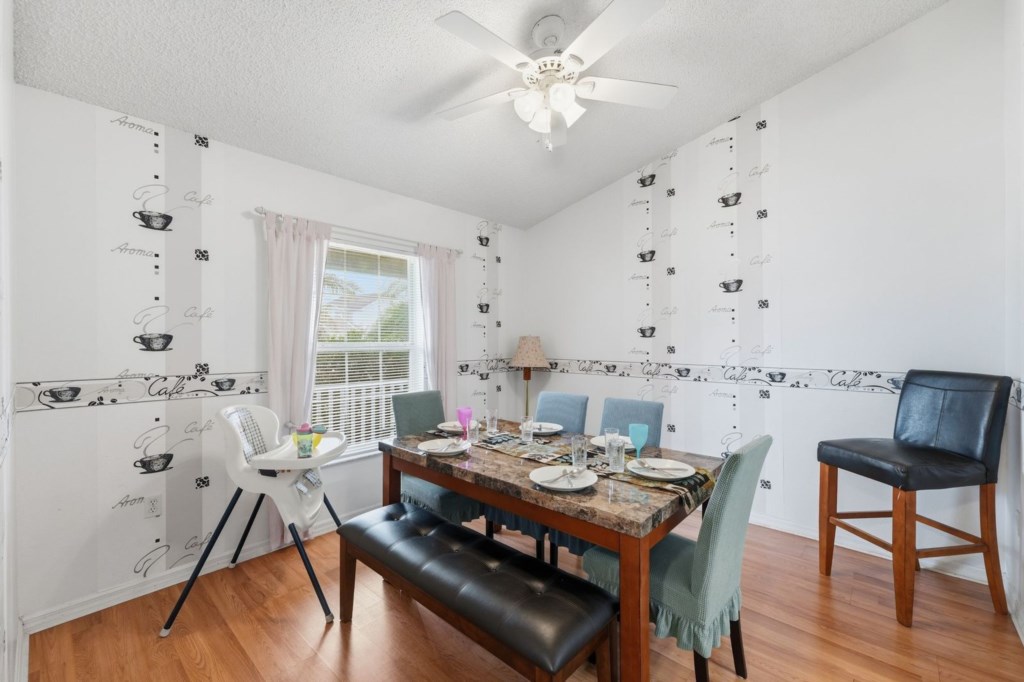 4 bedrooms / 2.5 bathrooms, sleeps 8 - Image 2