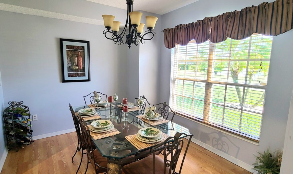 4 bedrooms / 2.5 bathrooms, sleeps 8 - Image 3