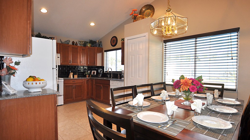 4 bedrooms / 2 bathrooms, sleeps 8 - Image 3