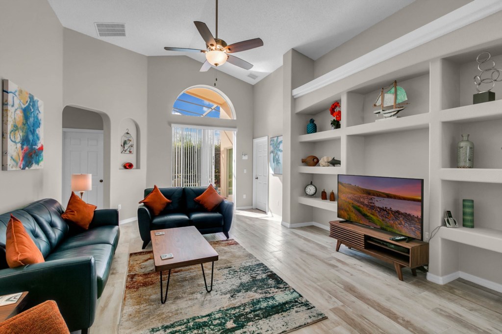 4 bedrooms / 2.5 bathrooms, sleeps 8 - Image 3
