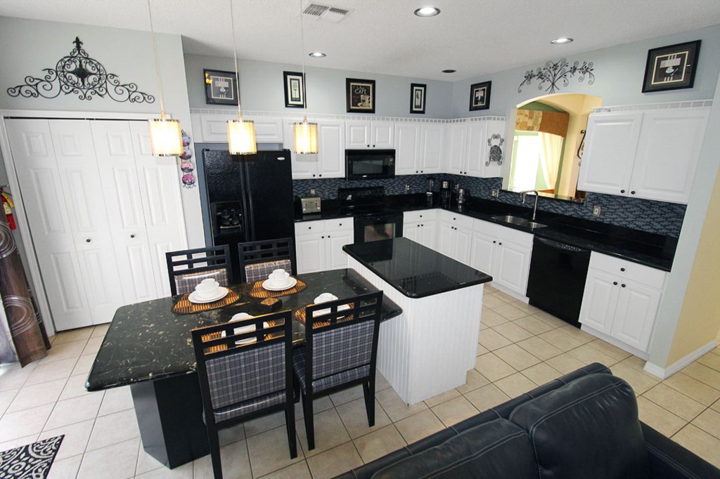 7 bedrooms / 4.5 bathrooms, sleeps 14 - Image 4