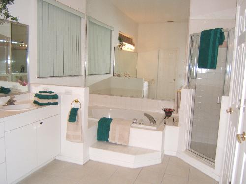 4 bedrooms / 3 bathrooms, sleeps 10 - Image 5